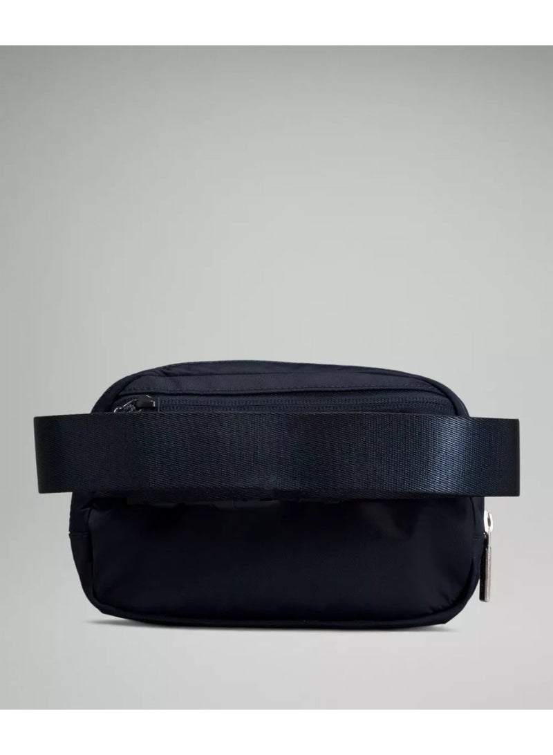 لولوليمون حقيبة الخصر "إيفريوير" باللون أزرق كحلي، مدمجة ومريحة، مزودة بأماكن تخزين بسحابات، جيب خارجي سهل الوصول، وجيب داخلي لتخزين الأساسيات للتنقل - Image 4